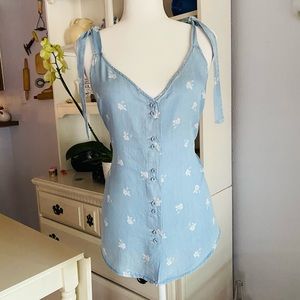 1250C light blue tie at shoulders tank